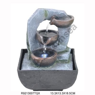 Небольшой переполняющийся фонтан баков с светлой совершенной внутренней функцией воды